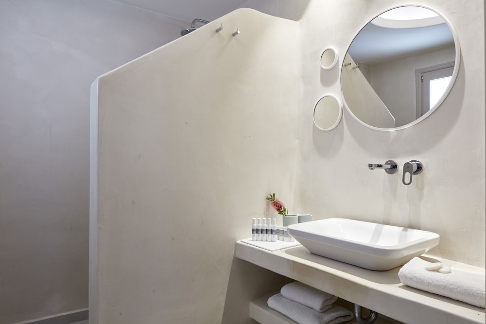 Santo Miramare Resort — Hotel rooms in Aghios Georgios (Santorini), South Aegean