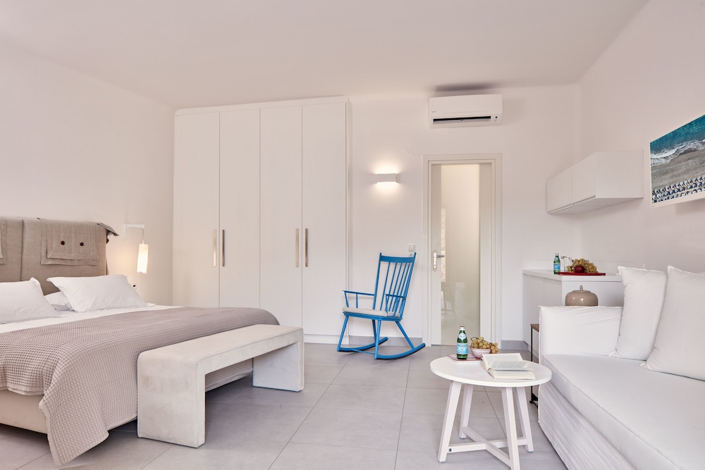 Santo Miramare Resort — Hotel rooms in Aghios Georgios (Santorini), South Aegean