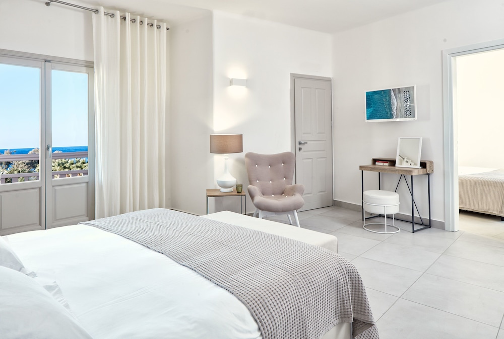 Santo Miramare Resort — Hotel rooms in Aghios Georgios (Santorini), South Aegean