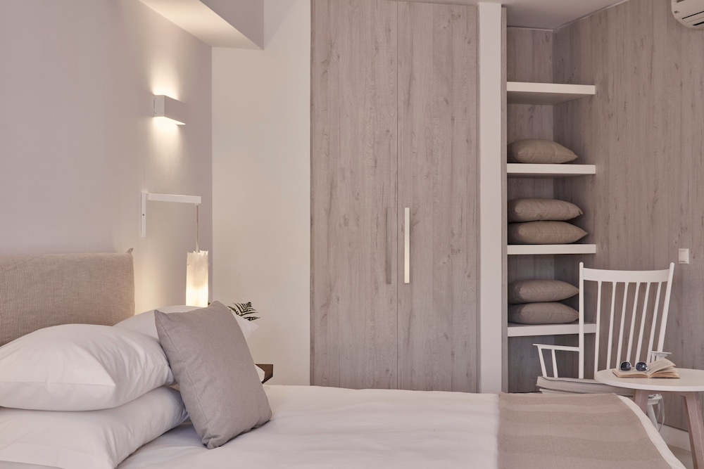 Santo Miramare Resort — Hotel rooms in Aghios Georgios (Santorini), South Aegean