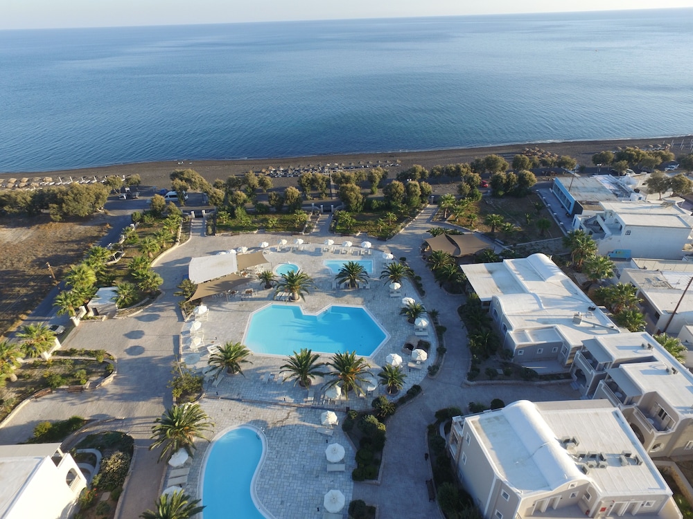 Santo Miramare Resort — Swimming pool in Aghios Georgios (Santorini), South Aegean