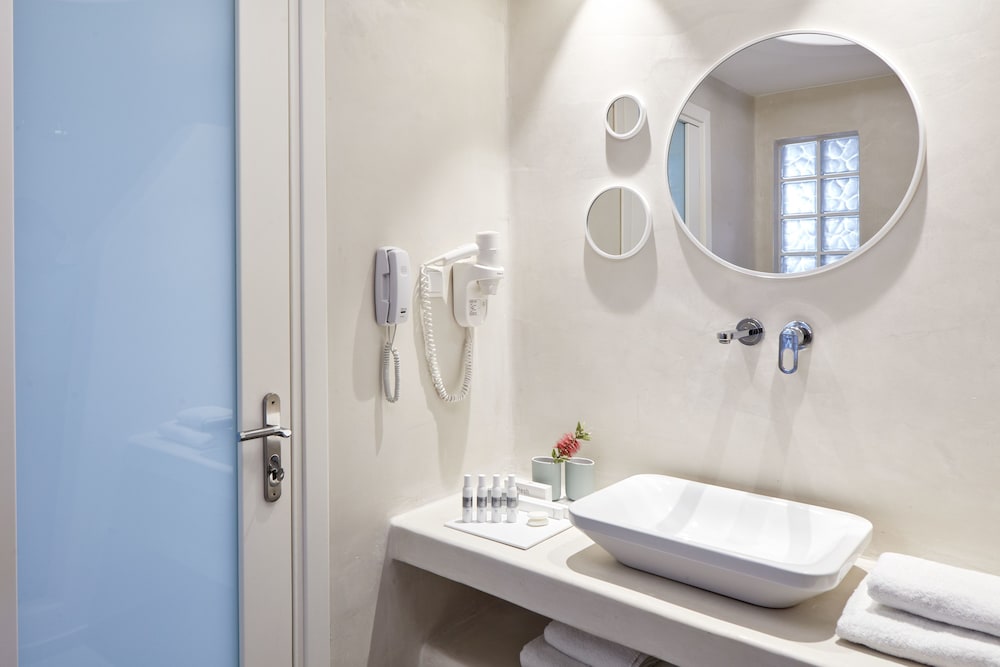 Santo Miramare Resort — Hotel rooms in Aghios Georgios (Santorini), South Aegean