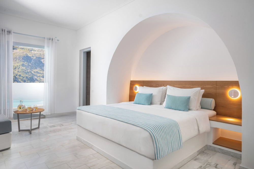 Santorini Kastelli Resort — Hotel rooms in Kamari, South Aegean