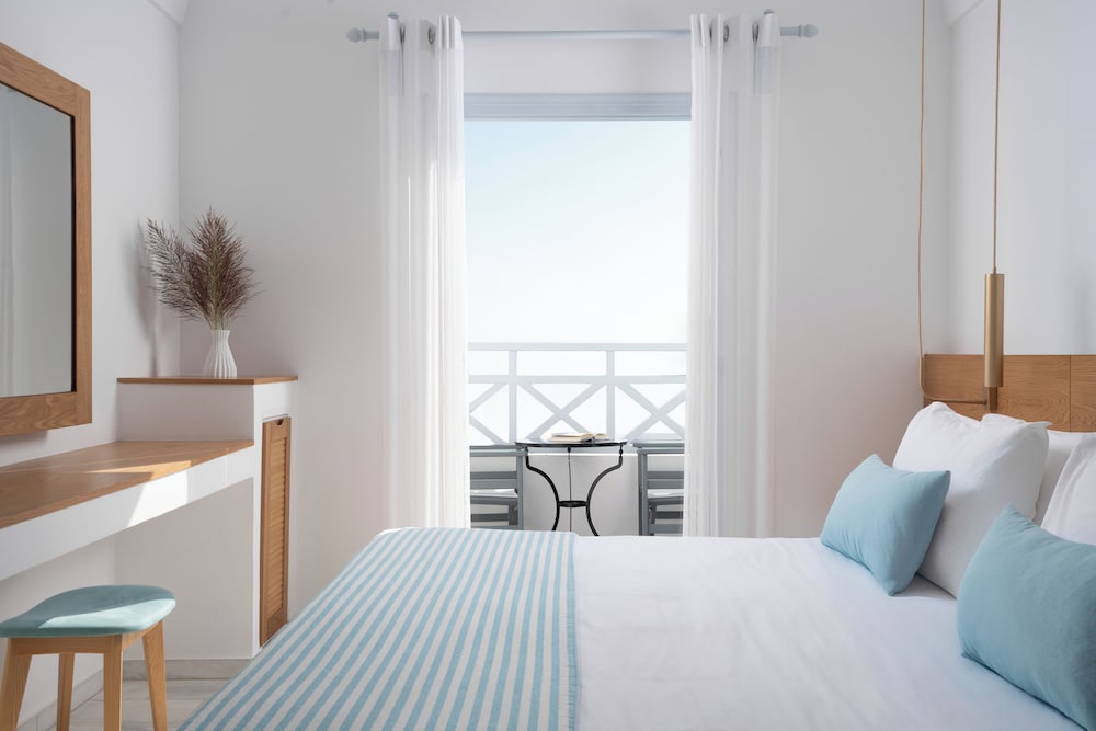 Santorini Kastelli Resort — Hotel rooms in Kamari, South Aegean