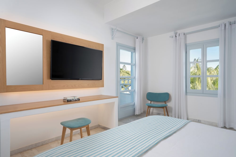 Santorini Kastelli Resort — Hotel rooms in Kamari, South Aegean