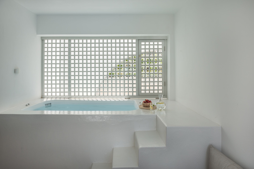 Santorini Kastelli Resort — Hotel rooms in Kamari, South Aegean