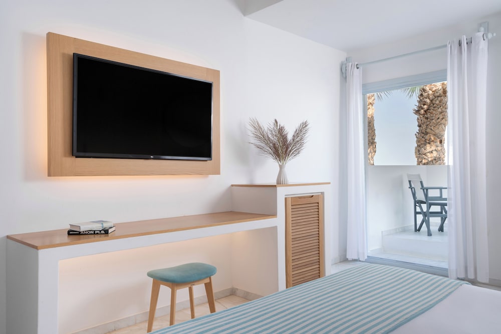 Santorini Kastelli Resort — Hotel rooms in Kamari, South Aegean