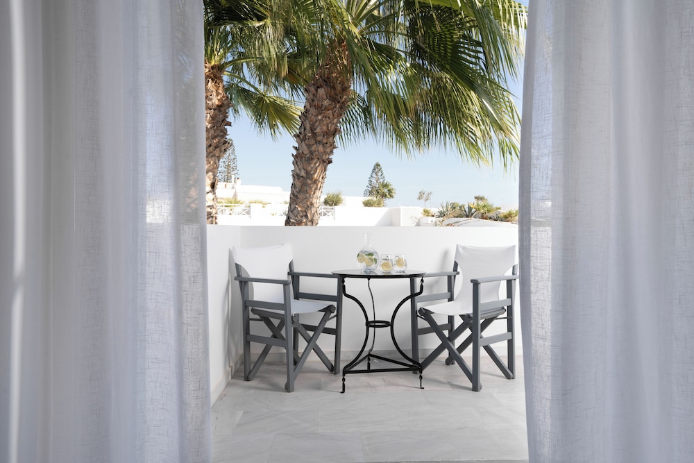 Santorini Kastelli Resort — Hotel rooms in Kamari, South Aegean