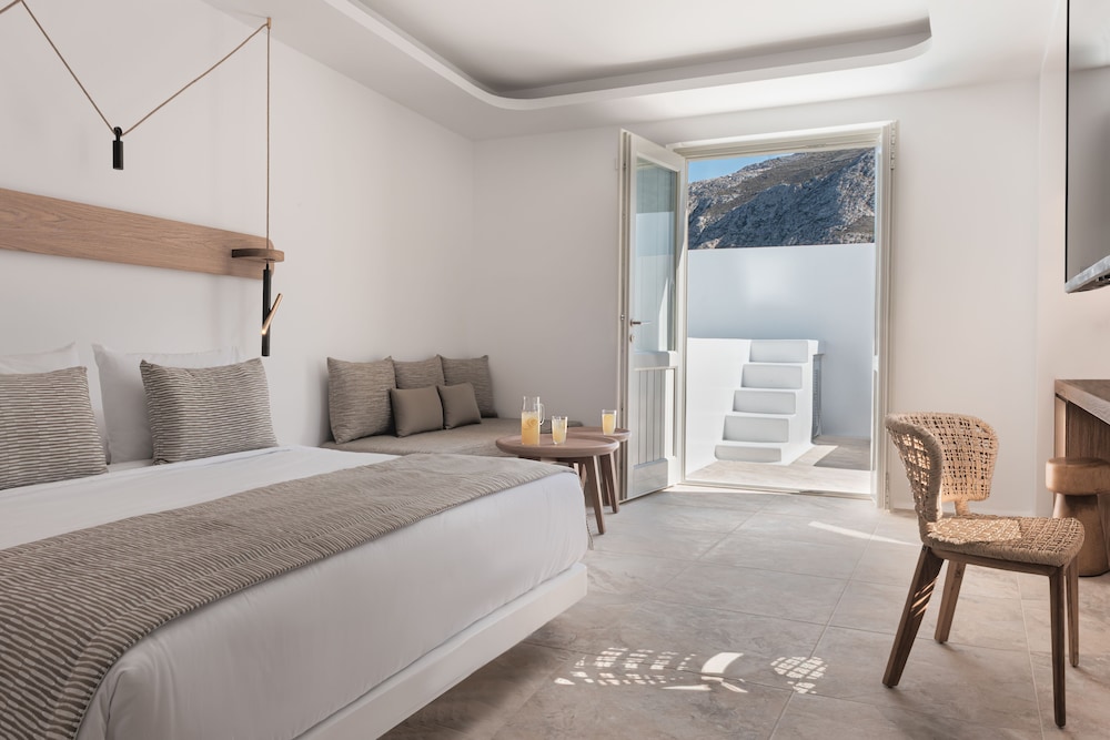 Santorini Kastelli Resort — Hotel rooms in Kamari, South Aegean