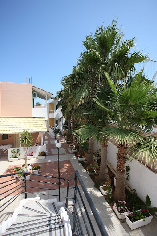 Hotel Triton — Hotel building in Malia