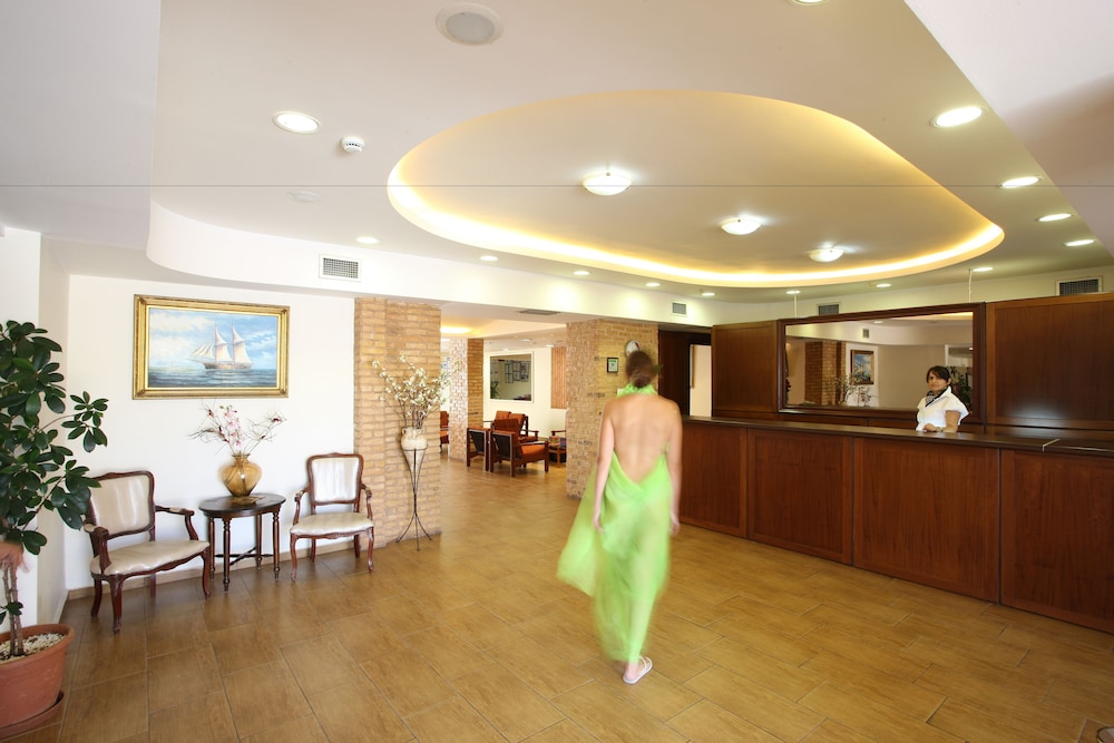 Hotel Triton — Hotel building in Malia