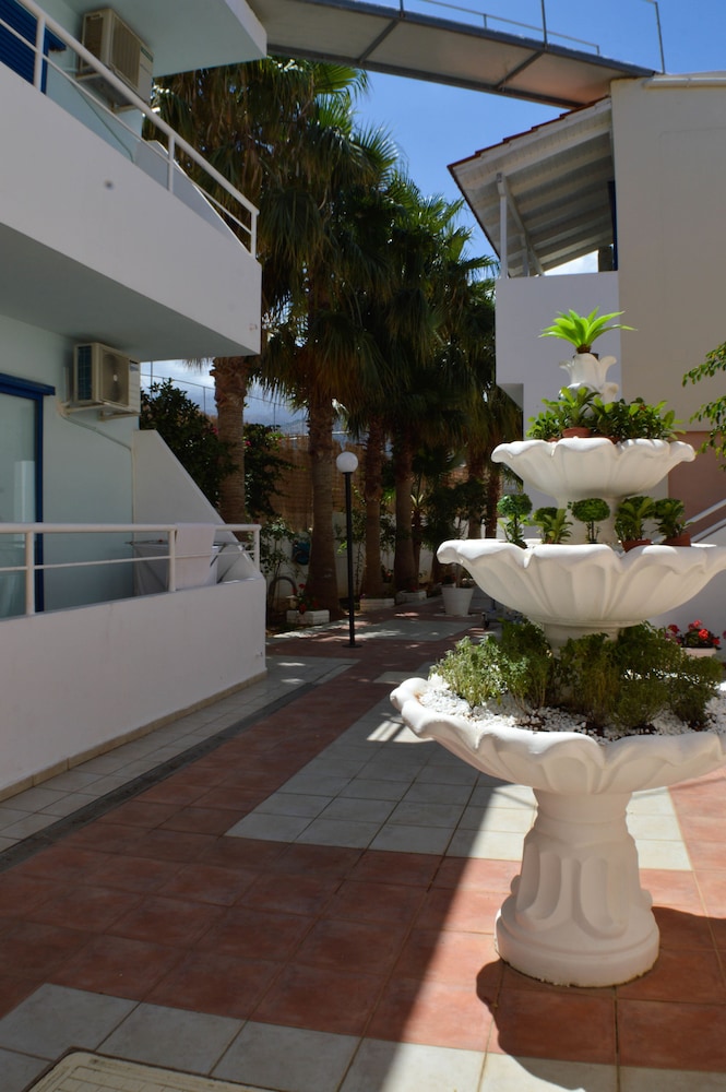 Hotel Triton — Hotel building in Malia
