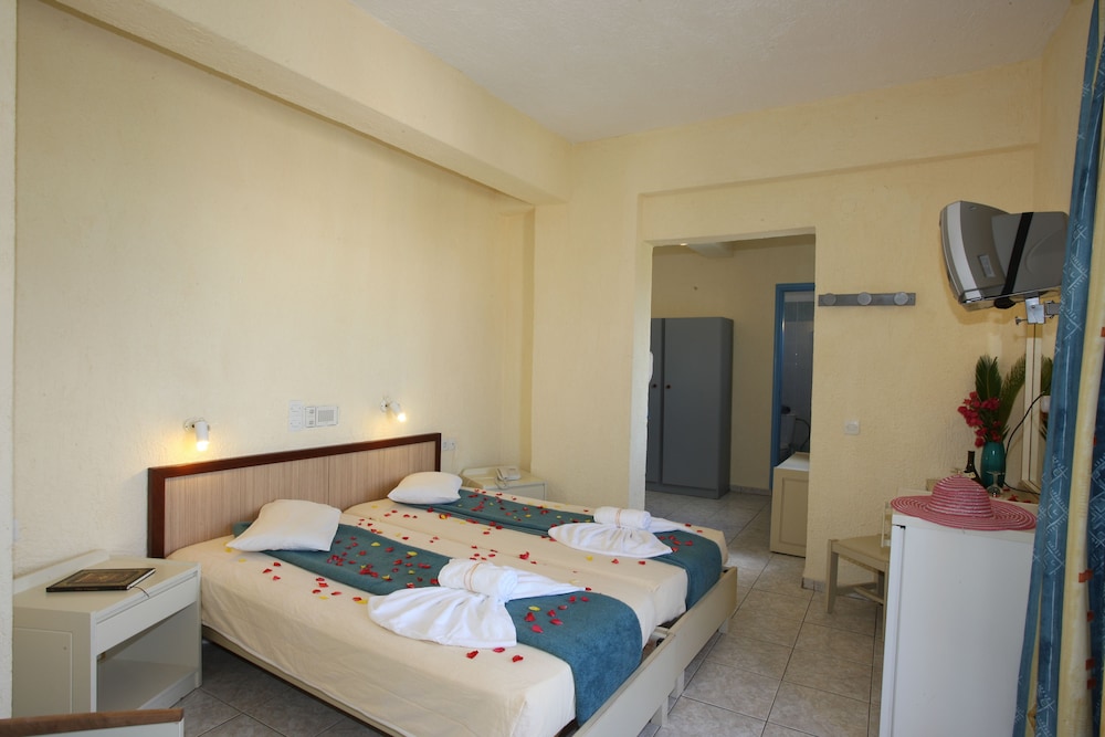 Hotel Triton — Hotel rooms in Malia