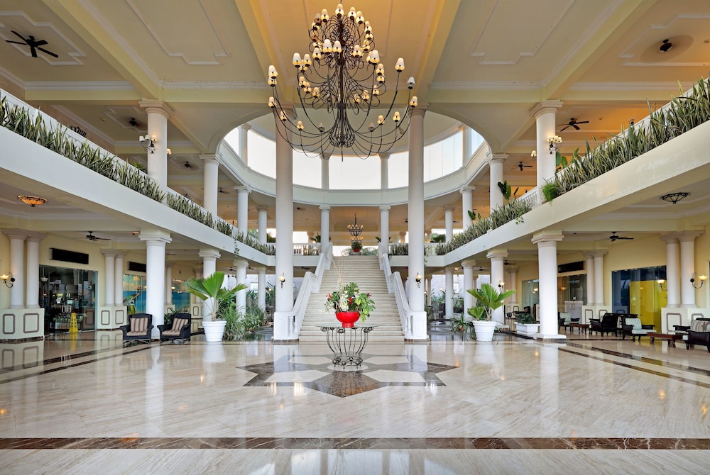 Grand Palladium Jamaica Resort & Spa All Inclusive — Hotel building in Lucea