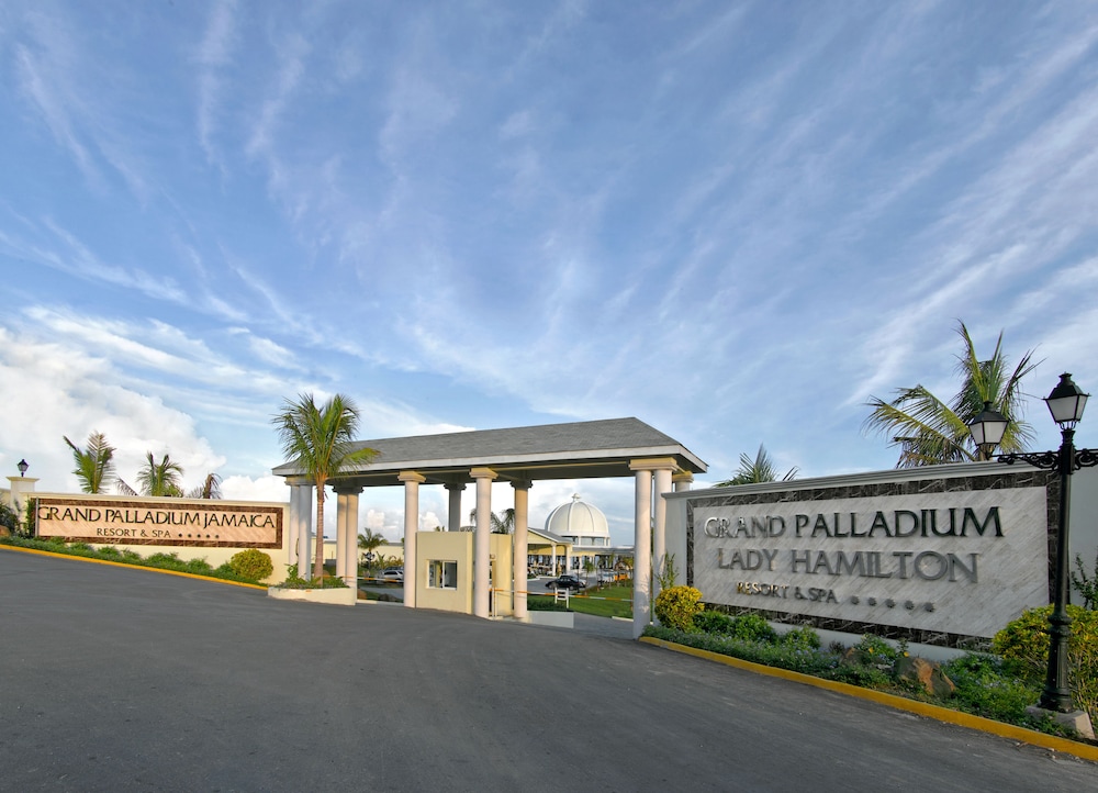 Grand Palladium Jamaica Resort & Spa All Inclusive — Hotel building in Lucea