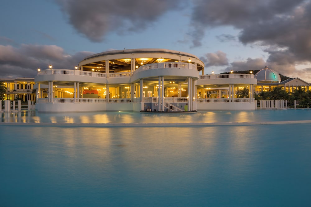 Grand Palladium Jamaica Resort & Spa All Inclusive — Hotel building in Lucea