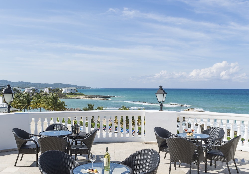 Grand Palladium Jamaica Resort & Spa All Inclusive — Restaurant & bars in Lucea