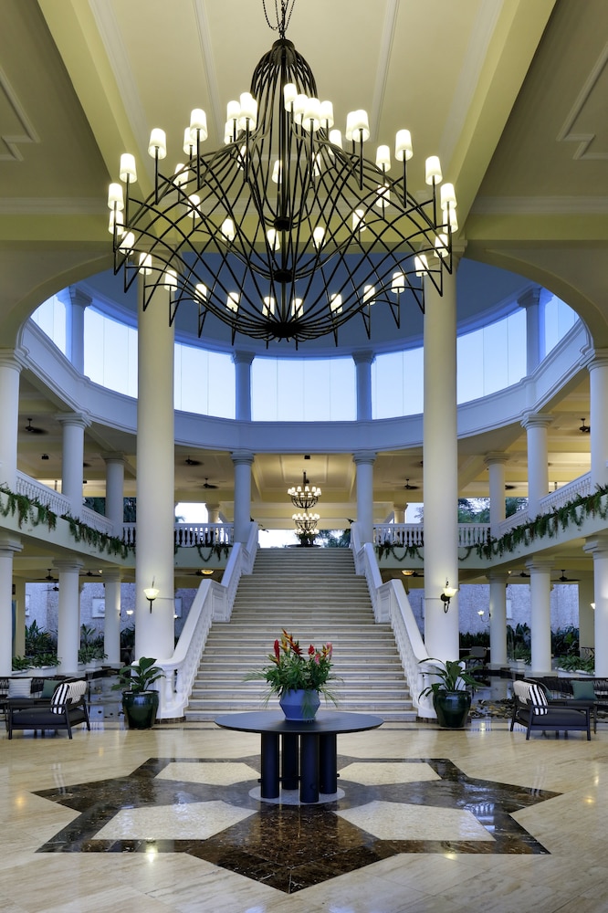 Grand Palladium Jamaica Resort & Spa All Inclusive — Hotel building in Lucea