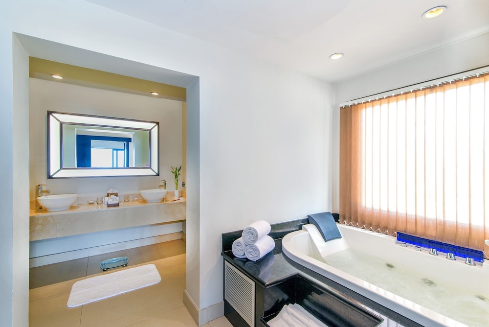 Secrets St. James Montego Bay - Luxury - Adults Only - All Inclusive — Hotel rooms in Montego Bay