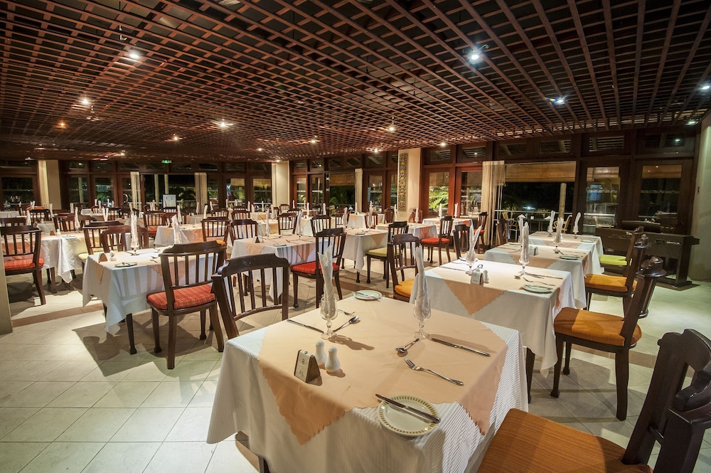 Jalsa Beach Hotel & Spa — Restaurant & bars in Poste de Flacq, Flacq