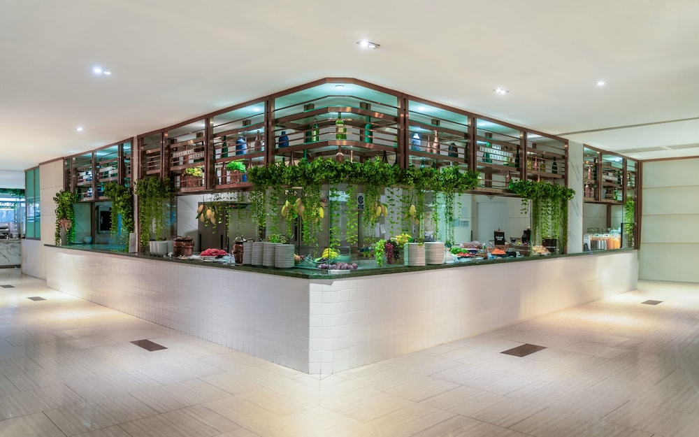 The Cruise Hotel — Restaurant & bars in Pattaya, Chonburi