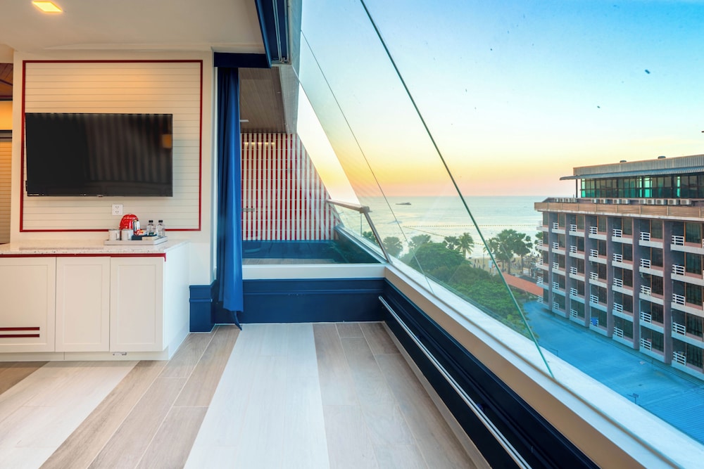 The Cruise Hotel — Hotel rooms in Pattaya, Chonburi