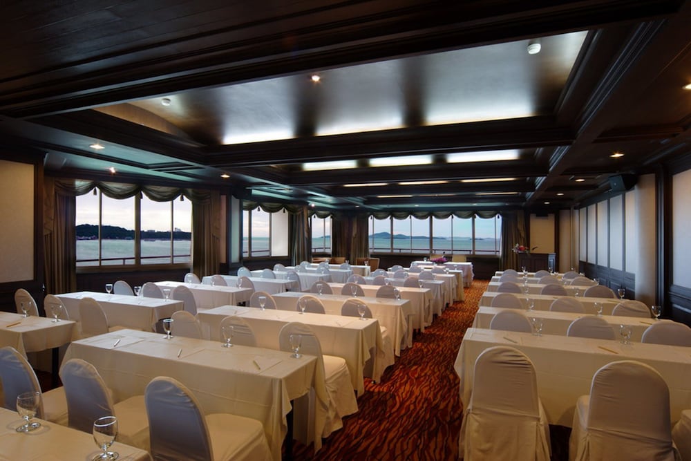 The Cruise Hotel — Restaurant & bars in Pattaya, Chonburi