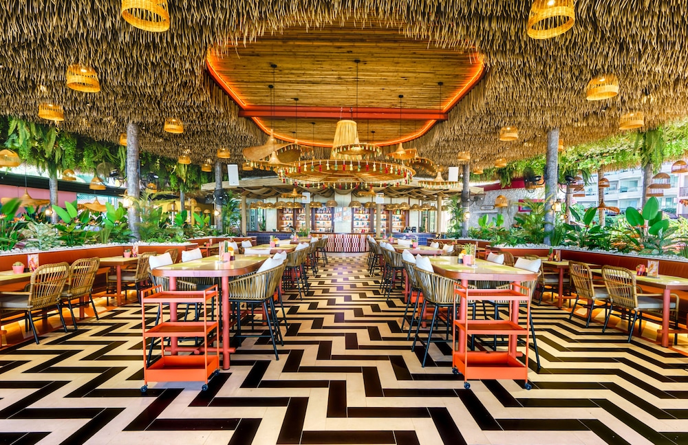 The Cruise Hotel — Restaurant & bars in Pattaya, Chonburi