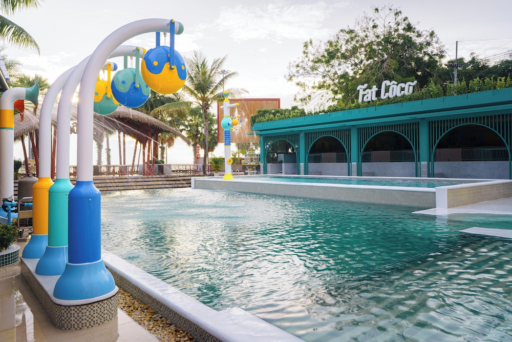 The Cruise Hotel — Swimming pool in Pattaya, Chonburi