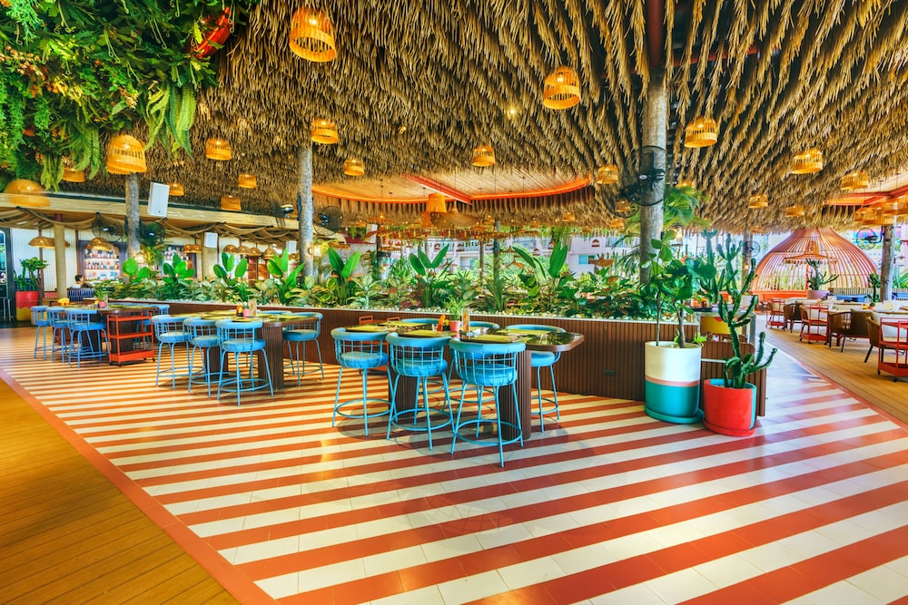 The Cruise Hotel — Restaurant & bars in Pattaya, Chonburi