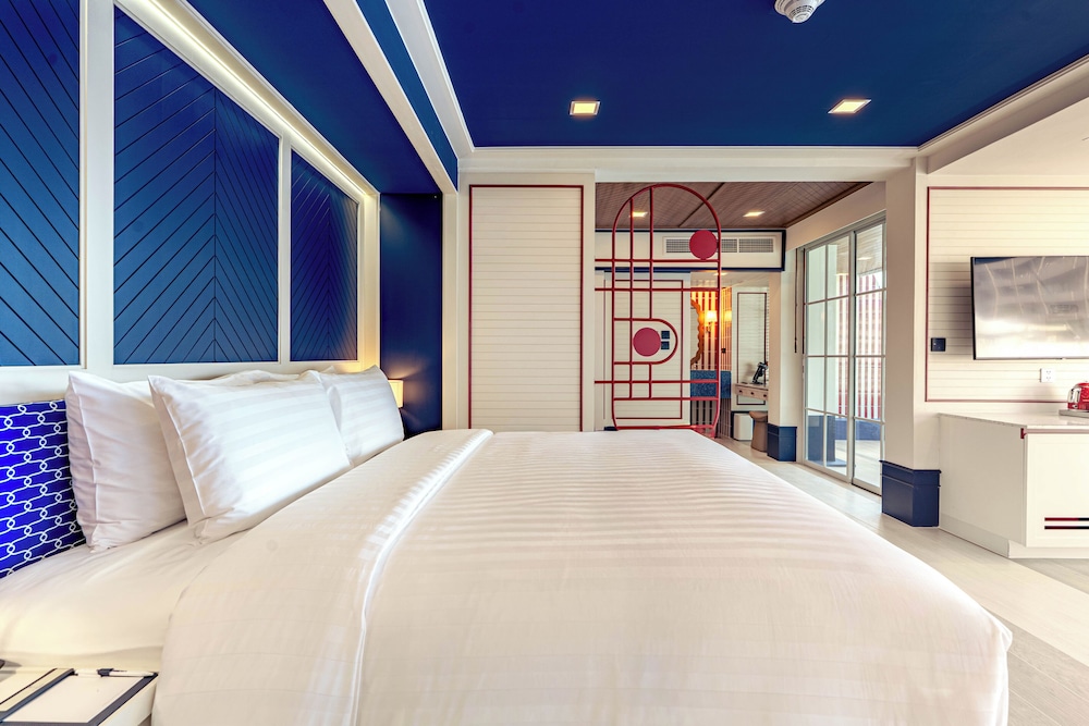 The Cruise Hotel — Hotel rooms in Pattaya, Chonburi