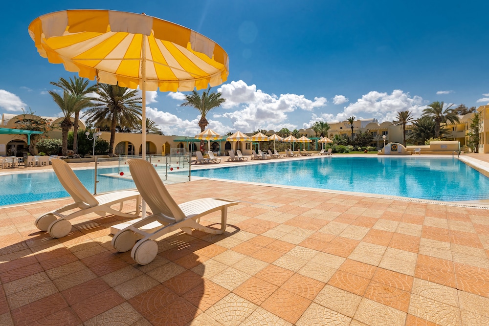 Hotel Venice Beach - Families and Couples Only — Swimming pool in Midoun, Medenine