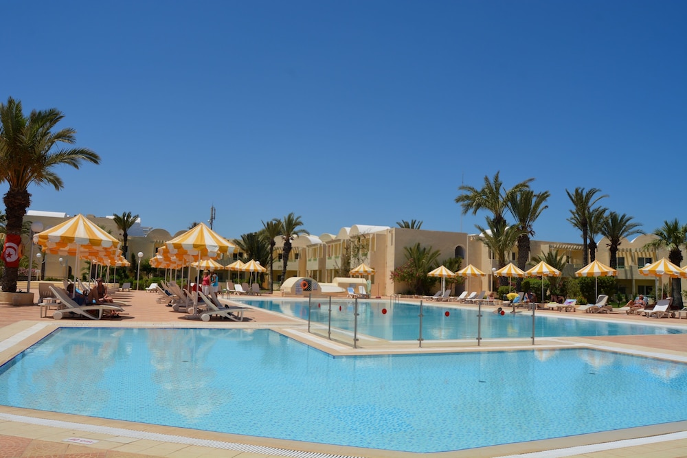 Hotel Venice Beach - Families and Couples Only — Swimming pool in Midoun, Medenine