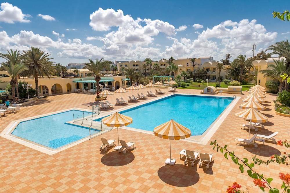 Hotel Venice Beach - Families and Couples Only — Swimming pool in Midoun, Medenine