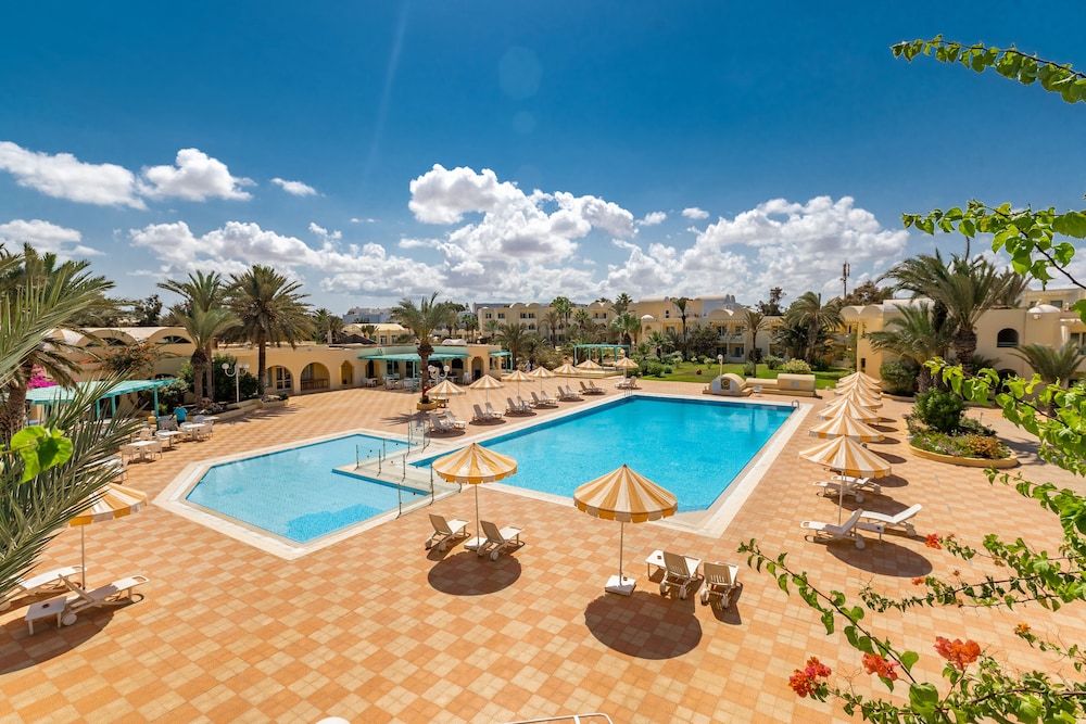 Hotel Venice Beach - Families and Couples Only — Swimming pool in Midoun, Medenine