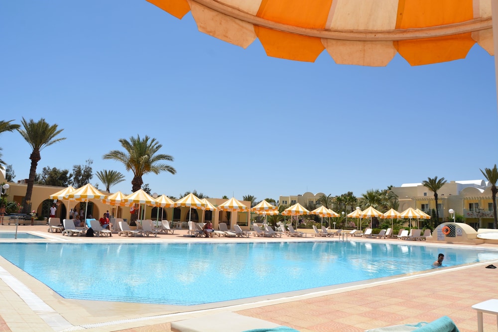 Hotel Venice Beach - Families and Couples Only — Swimming pool in Midoun, Medenine