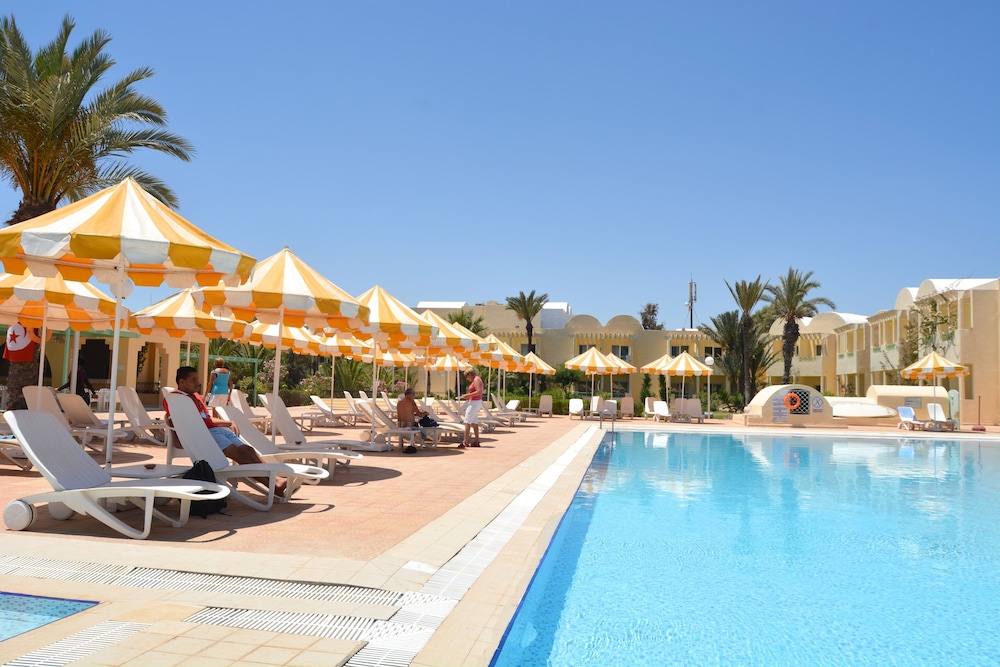 Hotel Venice Beach - Families and Couples Only — Swimming pool in Midoun, Medenine