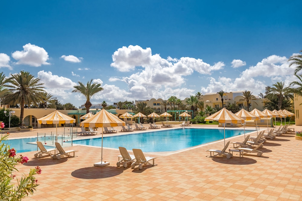 Hotel Venice Beach - Families and Couples Only — Swimming pool in Midoun, Medenine