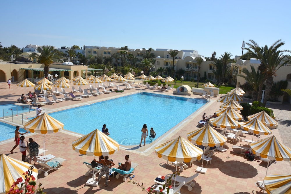 Hotel Venice Beach - Families and Couples Only — Swimming pool in Midoun, Medenine