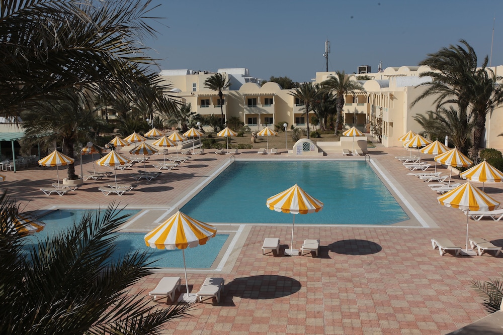 Hotel Venice Beach - Families and Couples Only — Swimming pool in Midoun, Medenine