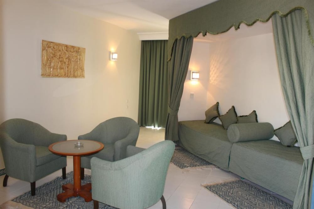 Hotel Venice Beach - Families and Couples Only — Hotel rooms in Midoun, Medenine