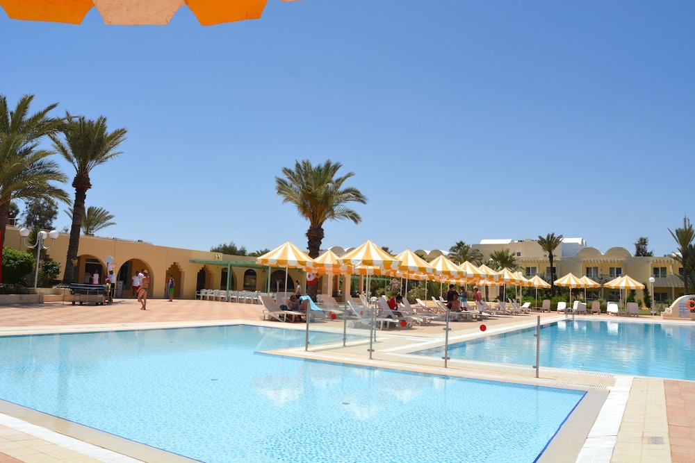 Hotel Venice Beach - Families and Couples Only — Swimming pool in Midoun, Medenine