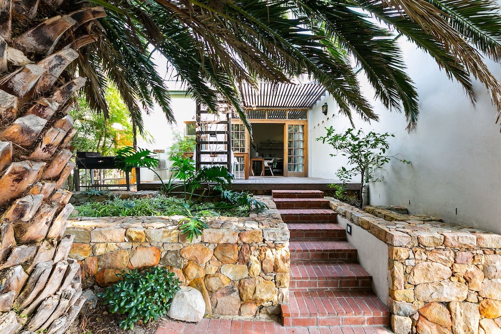 Camps Bay Village — Hotel building in Cape Town, Western Cape