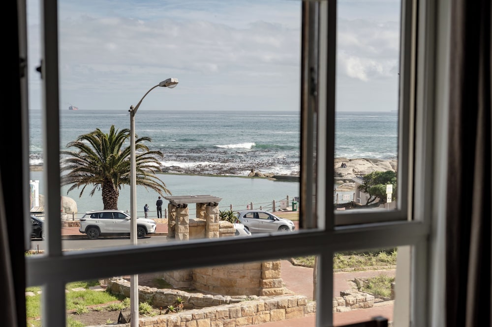 Camps Bay Village — Hotel rooms in Cape Town, Western Cape