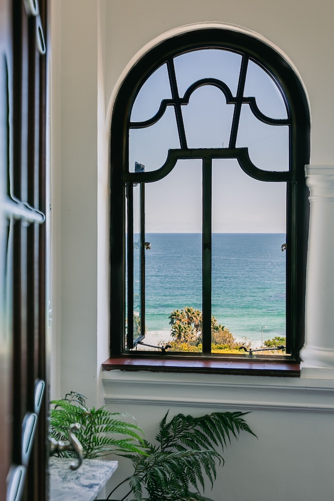 Camps Bay Retreat — Hotel rooms in Cape Town, Western Cape
