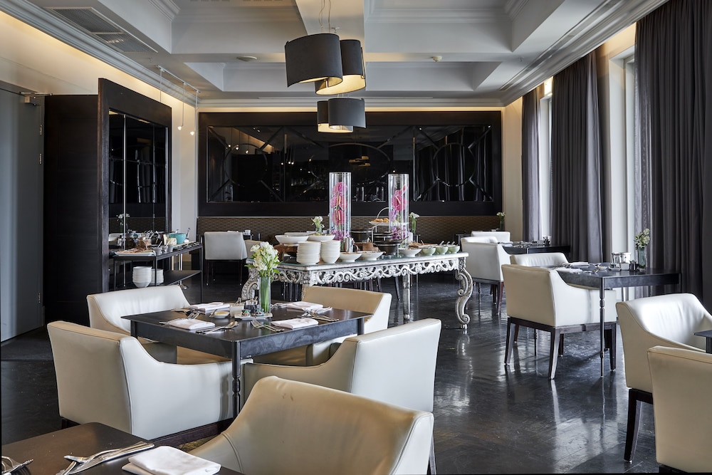 Queen Victoria Hotel & Manor House by NEWMARK — Restaurant & bars in Cape Town, Western Cape