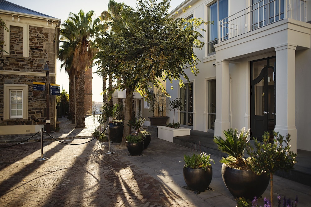 Queen Victoria Hotel & Manor House by NEWMARK — Hotel building in Cape Town, Western Cape