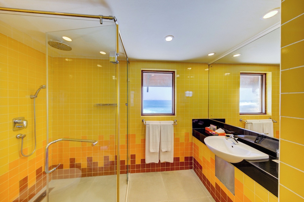 Hikka Tranz by Cinnamon — Hotel rooms in Hikkaduwa, Southern Province
