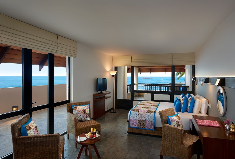 Hikka Tranz by Cinnamon — Hotel rooms in Hikkaduwa, Southern Province