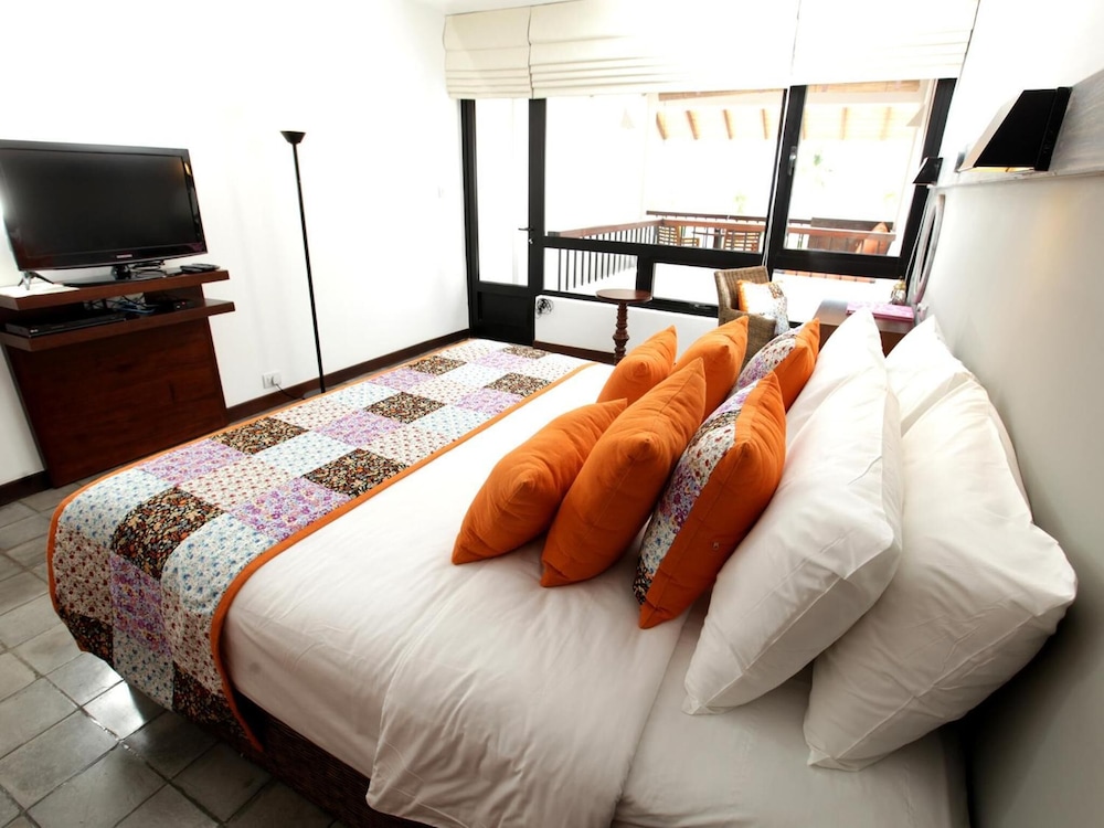 Hikka Tranz by Cinnamon — Hotel rooms in Hikkaduwa, Southern Province